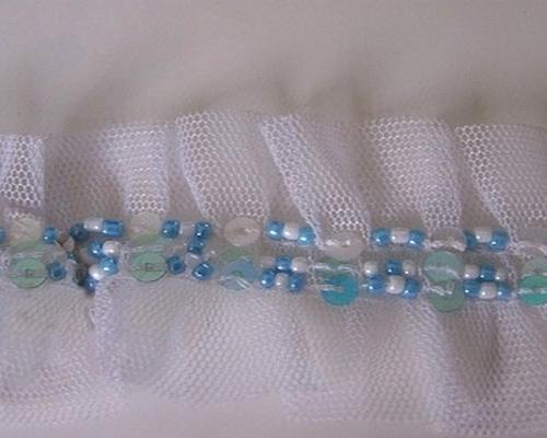 Galon ballet en resille blanche et perles de rocaille bleues 1 copie