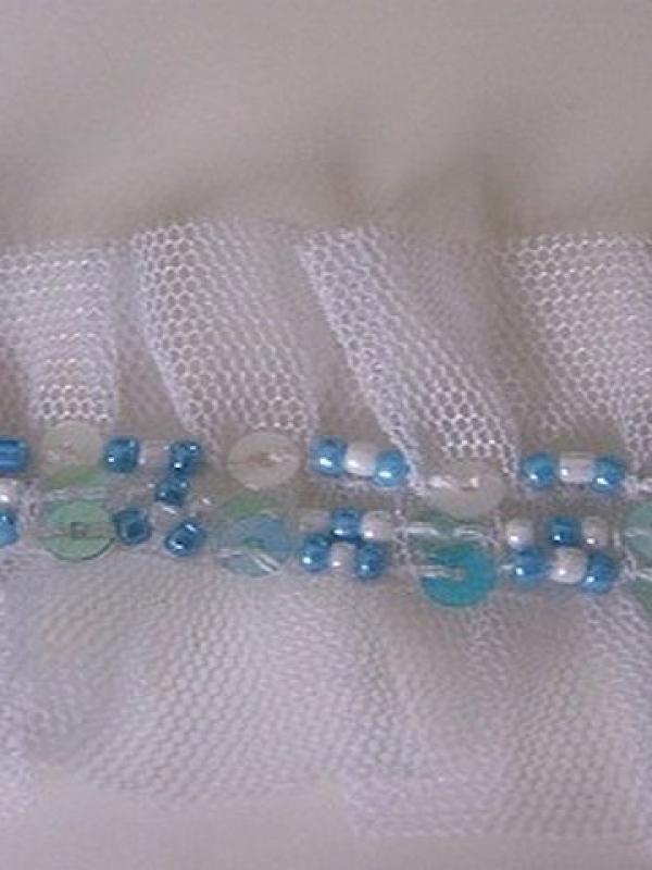 Galon ballet en resille blanche et perles de rocaille bleues 1 copie