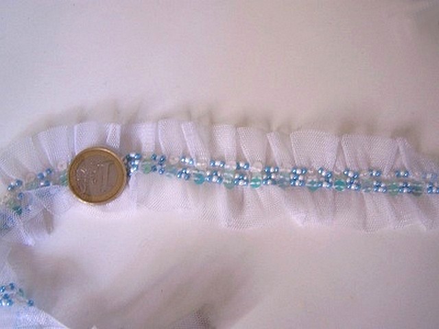 Galon ballet en resille blanche et perles de rocaille bleues 2 