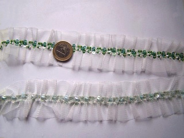 Galon ballet en resille blanche et perles de rocaille vertes