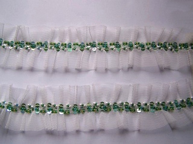 Galon ballet en resille blanche et perles de rocaille vertes 1 