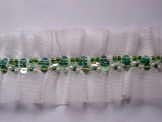 Galon ballet en resille blanche et perles de rocaille vertes 2