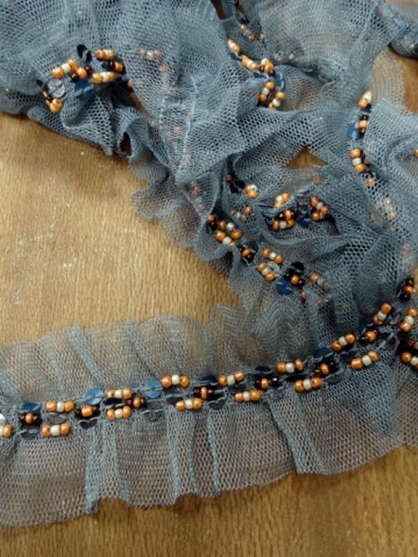 Galon ballet resille gris bleute et perles de rocaille saumon 1
