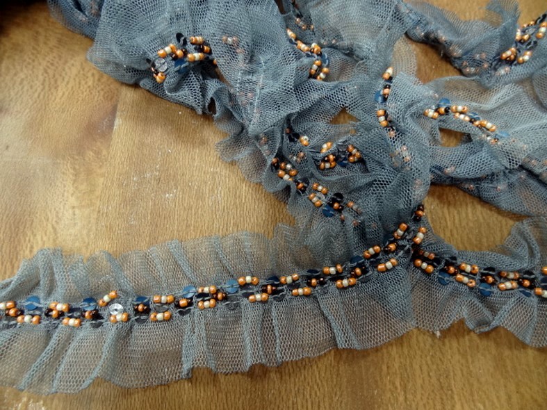 Galon ballet resille gris bleute et perles de rocaille saumon 1