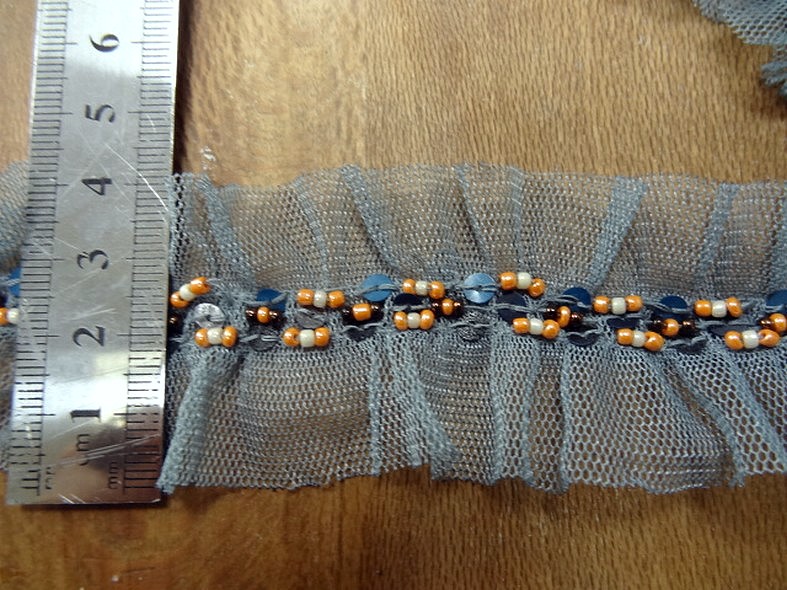 Galon ballet resille gris bleute et perles de rocaille saumon 2