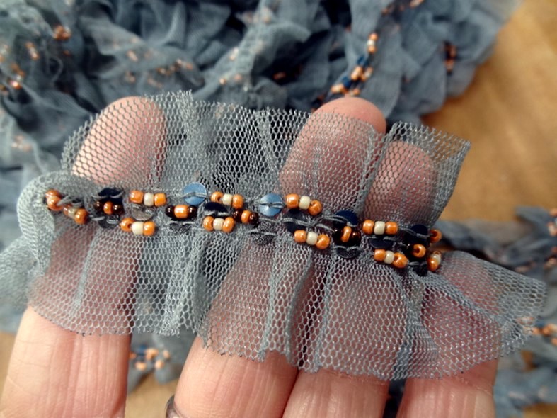 Galon ballet resille gris bleute et perles de rocaille saumon 3