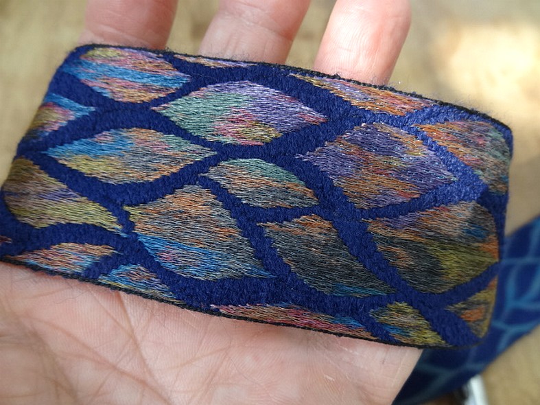 Galon bleu saphir feuillage multicolore 2