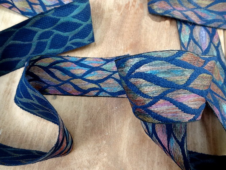 Galon bleu saphir feuillage multicolore 3