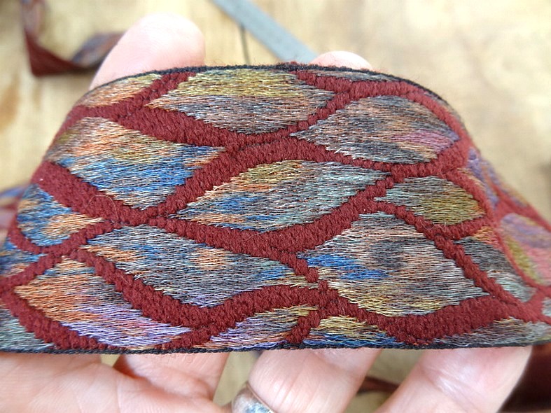 Galon bordeaux feuillage multicolore 3