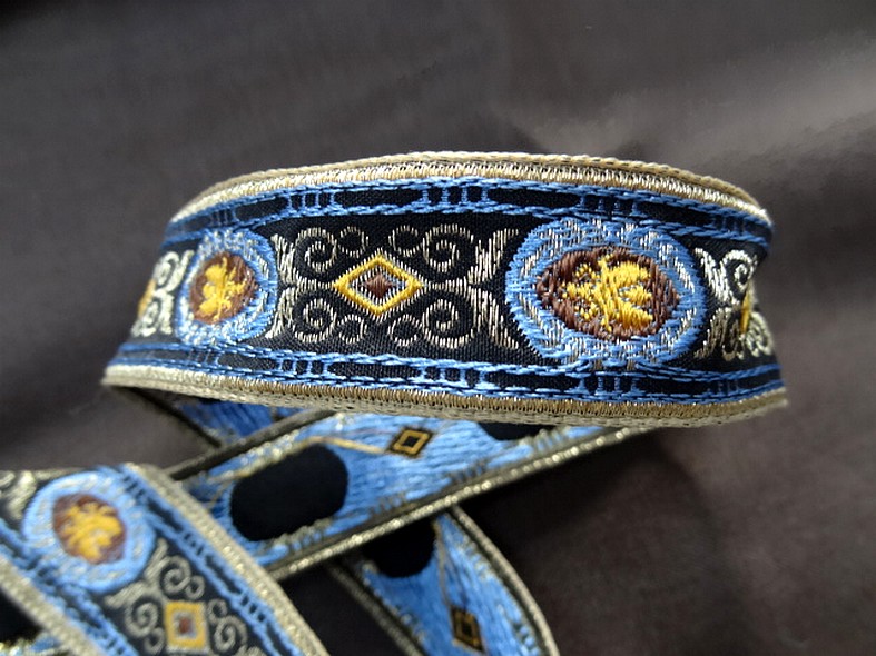 Galon bordure abeille bleu ciel et or 1