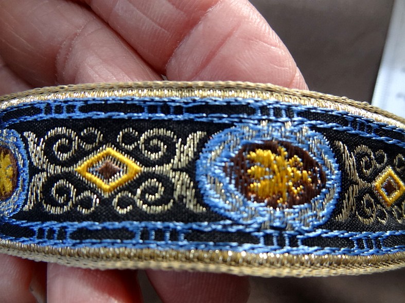 Galon bordure abeille bleu ciel et or 3