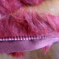 Galon bordure fourrure framboise 1 