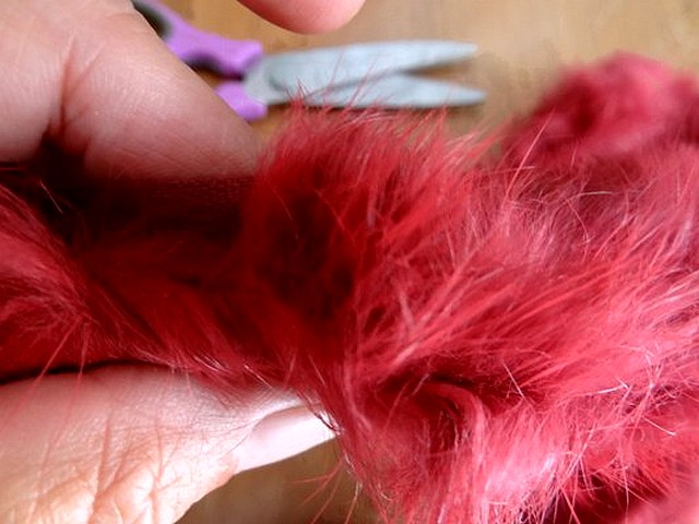 Galon bordure fourrure framboise 2