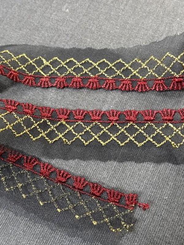 Galon bordure sur resille noire brodee bordeaux et vieil or 1 