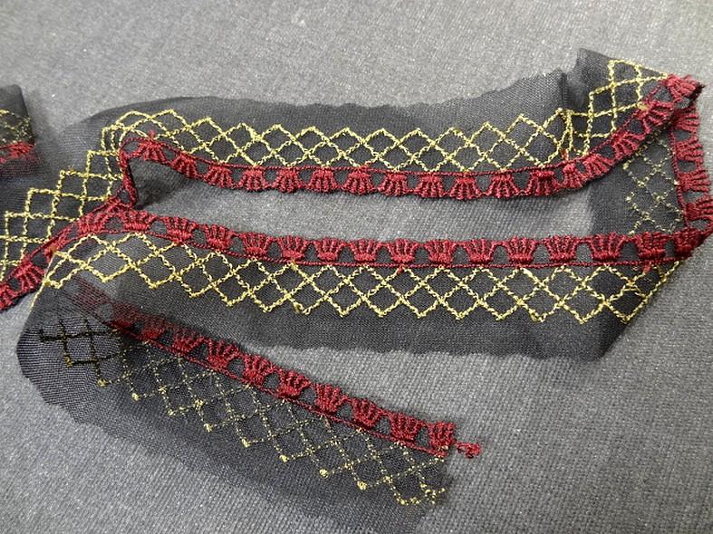 Galon bordure sur resille noire brodee bordeaux et vieil or 1