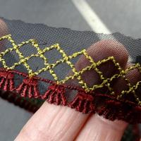 Galon bordure sur resille noire brodee bordeaux et vieil or 3