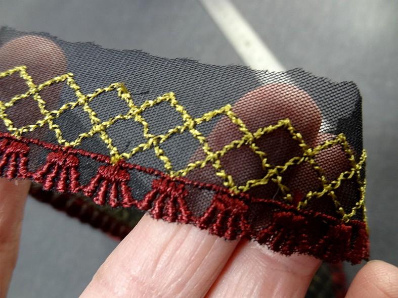 Galon bordure sur resille noire brodee bordeaux et vieil or 3