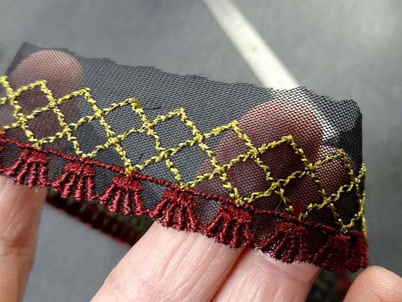 Galon bordure sur resille noire brodee bordeaux et vieil or 4