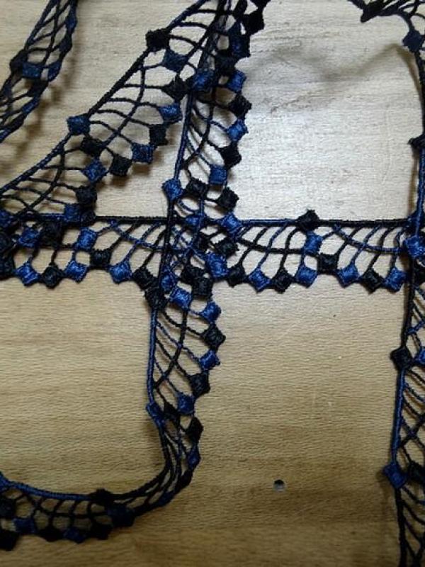 Galon brode bicolore noir et bleu saphir 3 