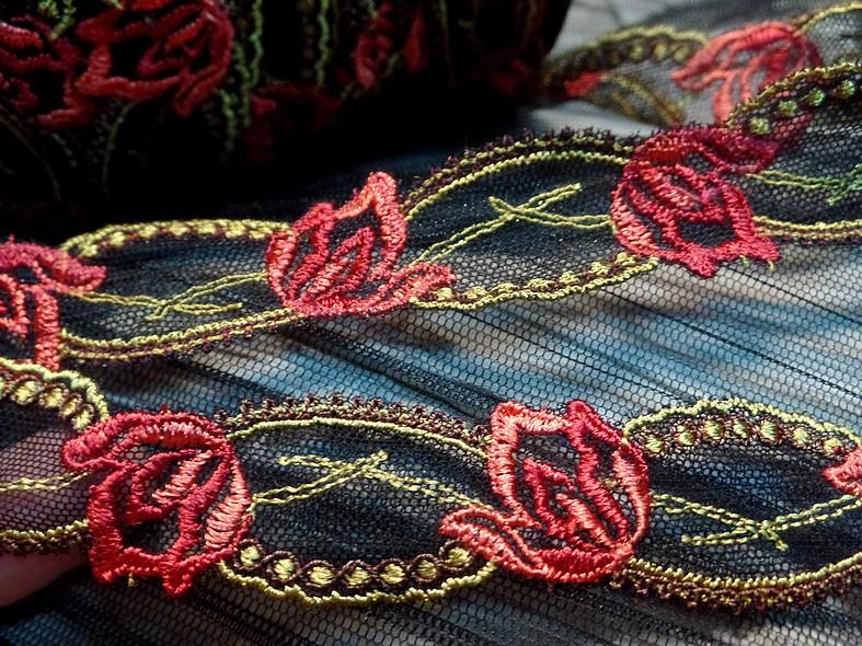 Galon brode fleurs feuilles sur resille noire 1