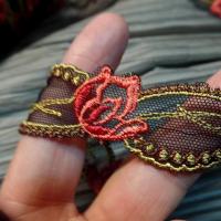 Galon brode fleurs feuilles sur resille noire 2