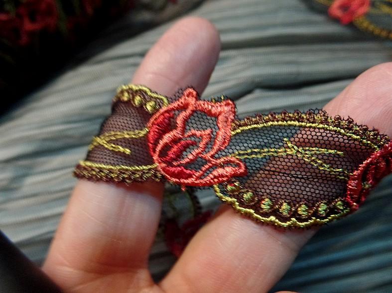 Galon brode fleurs feuilles sur resille noire 2