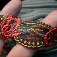 Galon brode fleurs feuilles sur resille noire 3