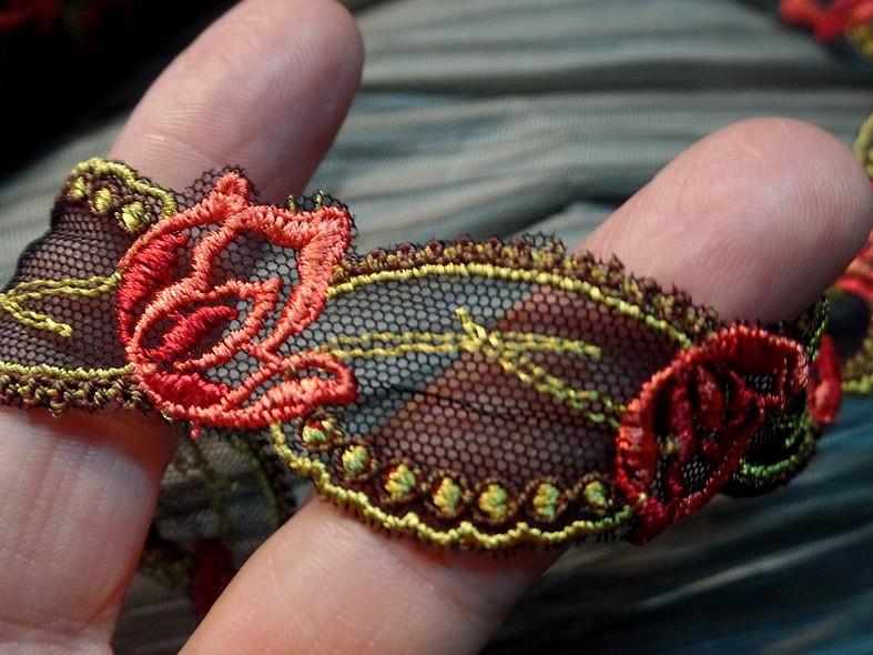 Galon brode fleurs feuilles sur resille noire 3