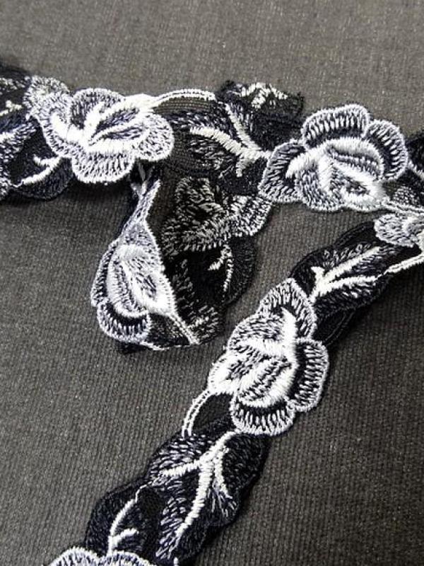 Galon brode sur resille fleurs noir et blanc 3 