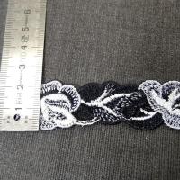 Galon brode sur resille fleurs noir et blanc 4 