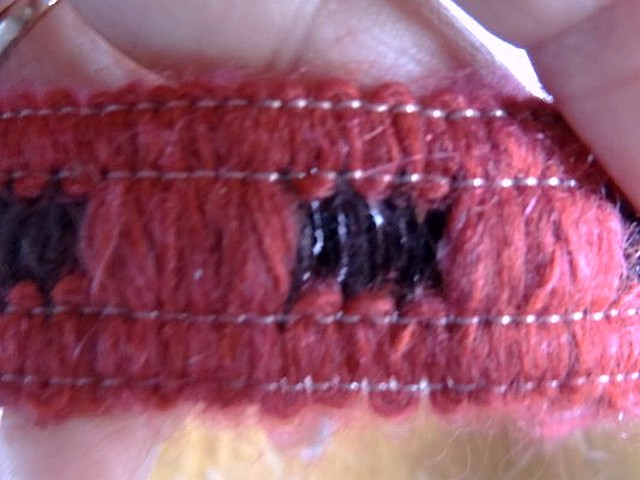 Galon cache cache framboise noir 3