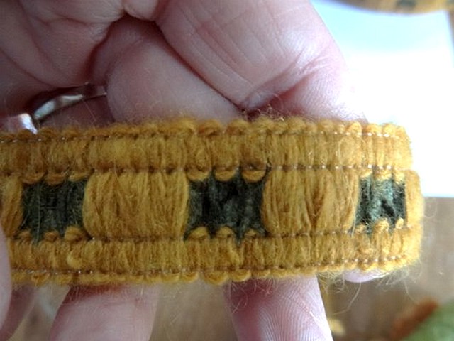 Galon cache cache ocre et vert anglais01 3