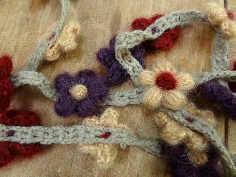 Galon chaine de fleurs en laine et coton 1