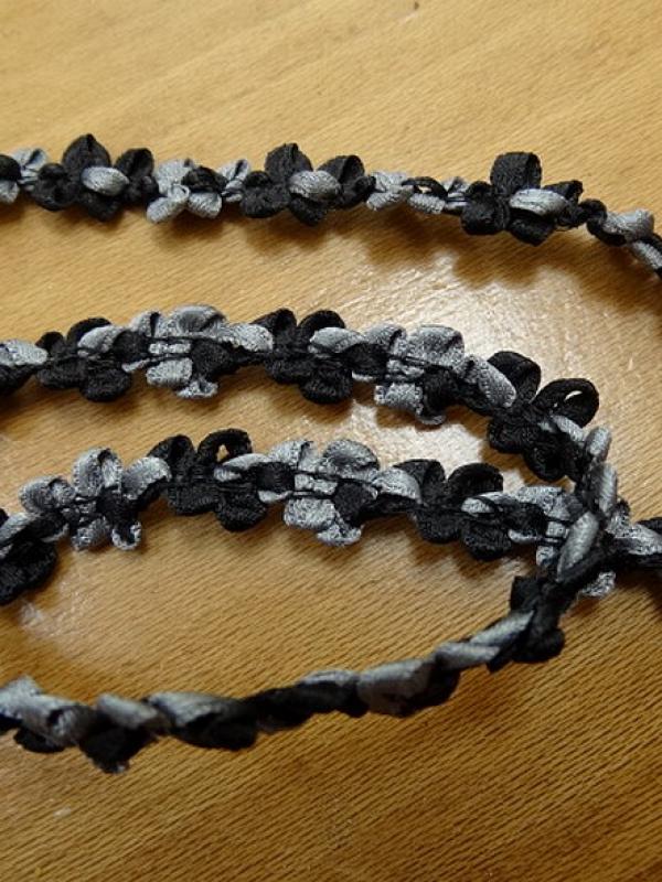 Galon chaine de fleurs noir et gris clair 1 