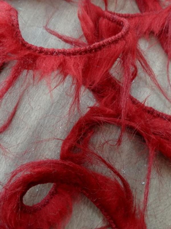 Galon cruella rouge fausse fourrure 1 