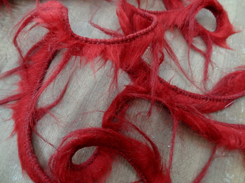 Galon cruella rouge fausse fourrure 1