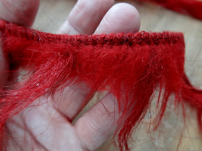 Galon cruella rouge fausse fourrure 3