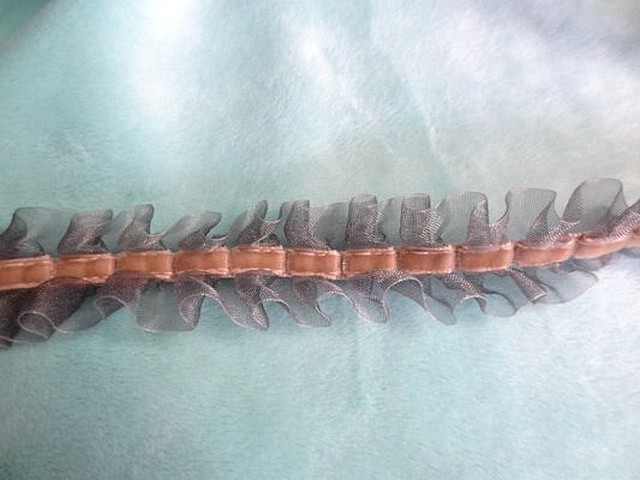 Galon d organza bouillonnant beige gris 1