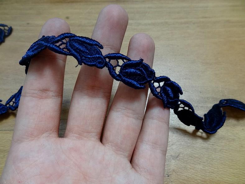 Galon de broderie boutons de rose bleu nuit