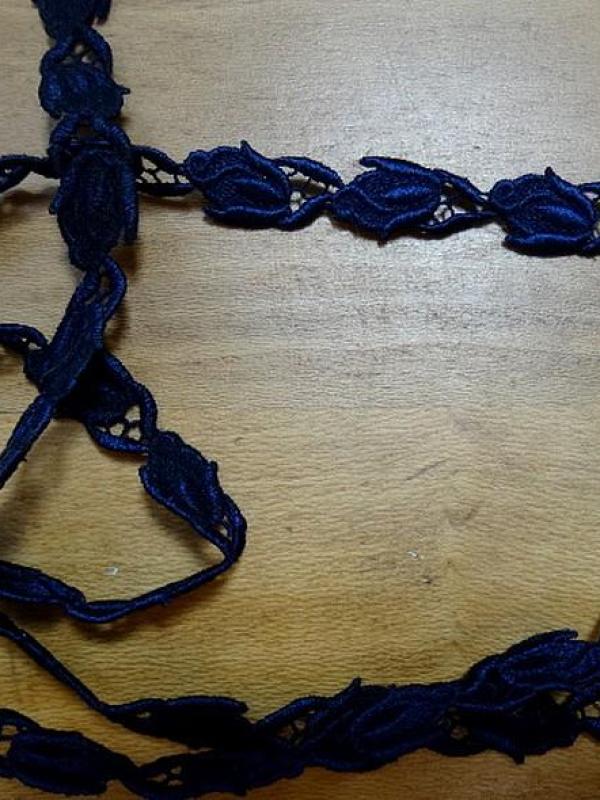 Galon de broderie boutons de rose bleu nuit 1 