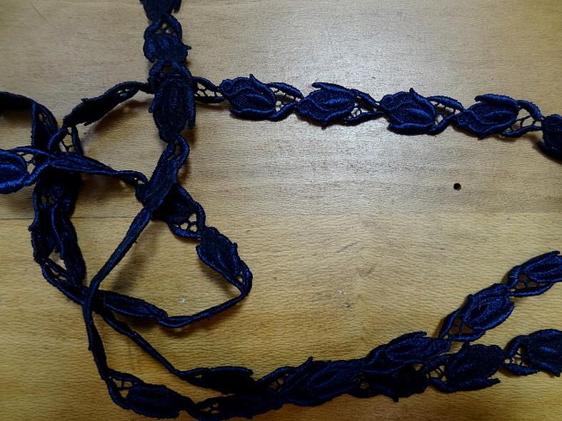 Galon de broderie boutons de rose bleu nuit 1