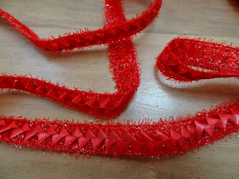 Galon de raphia et satin rouge 1