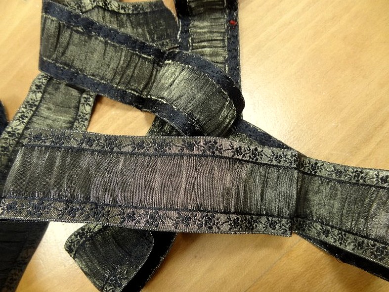 Galon de taffetas plisse noir et vieil or 1