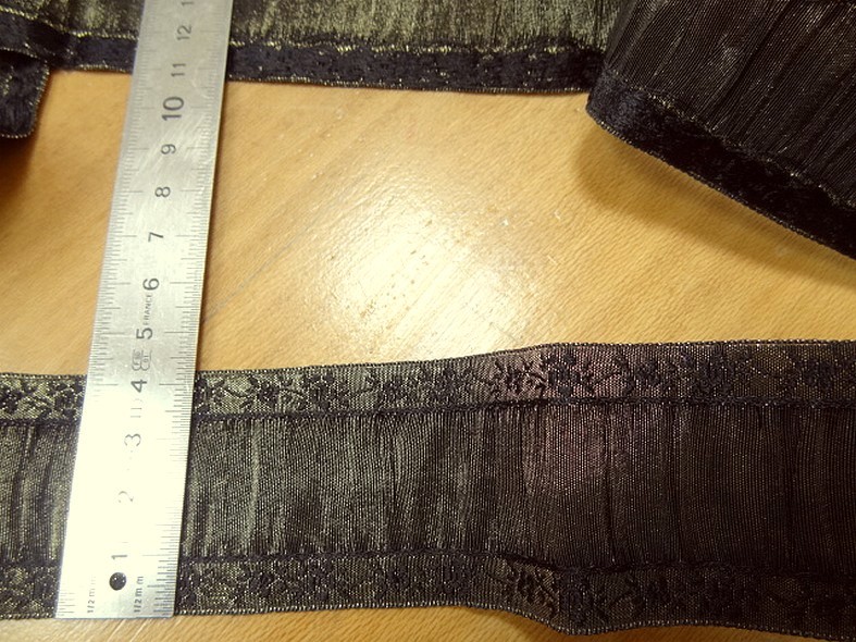 Galon de taffetas plisse noir et vieil or 2