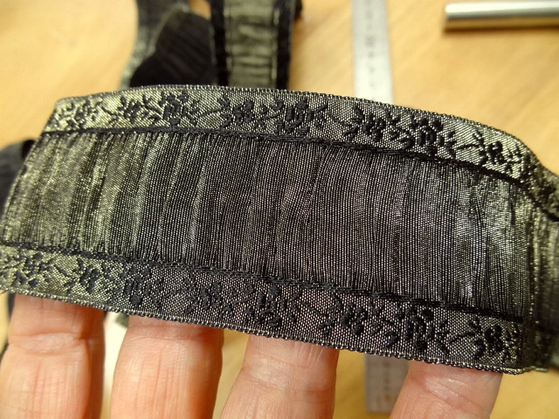 Galon de taffetas plisse noir et vieil or 3