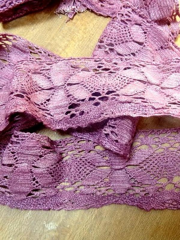 Galon dentelle festonnee de lin rose amarante 1 