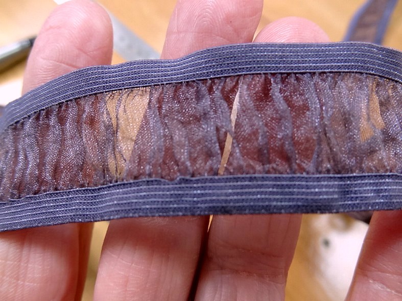 Galon elastique en organza aubergine entre deux ou bretelles 2