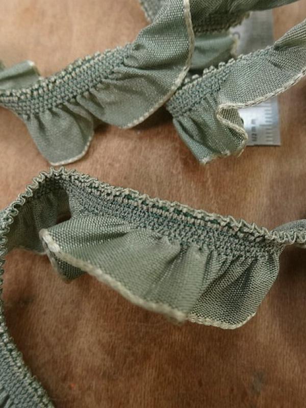 Galon elastique en taffetas vert de gris 1 