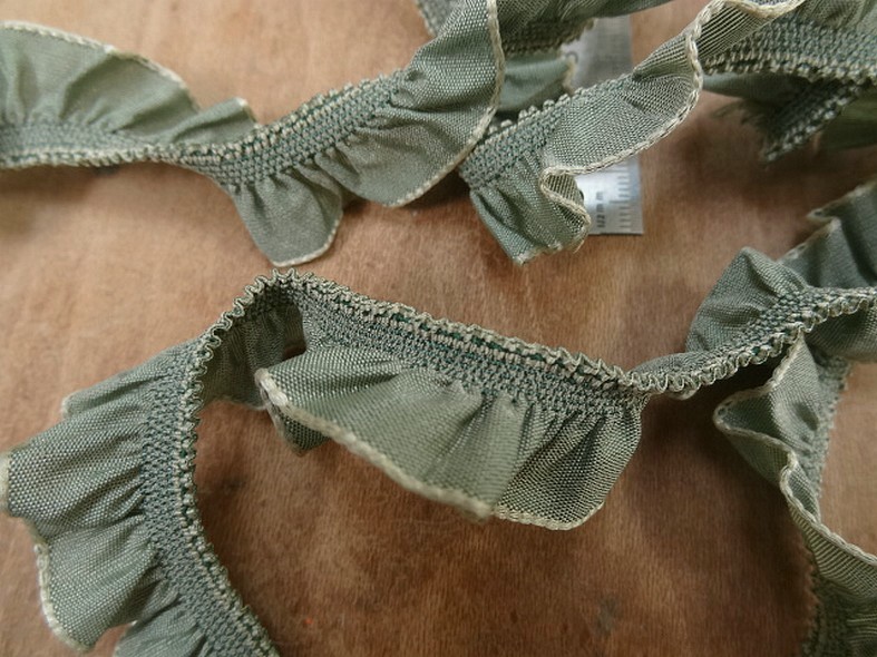 Galon elastique en taffetas vert de gris 1