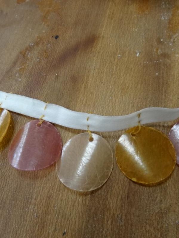 Galon elastique pastilles en nacre pastel ocre rose 